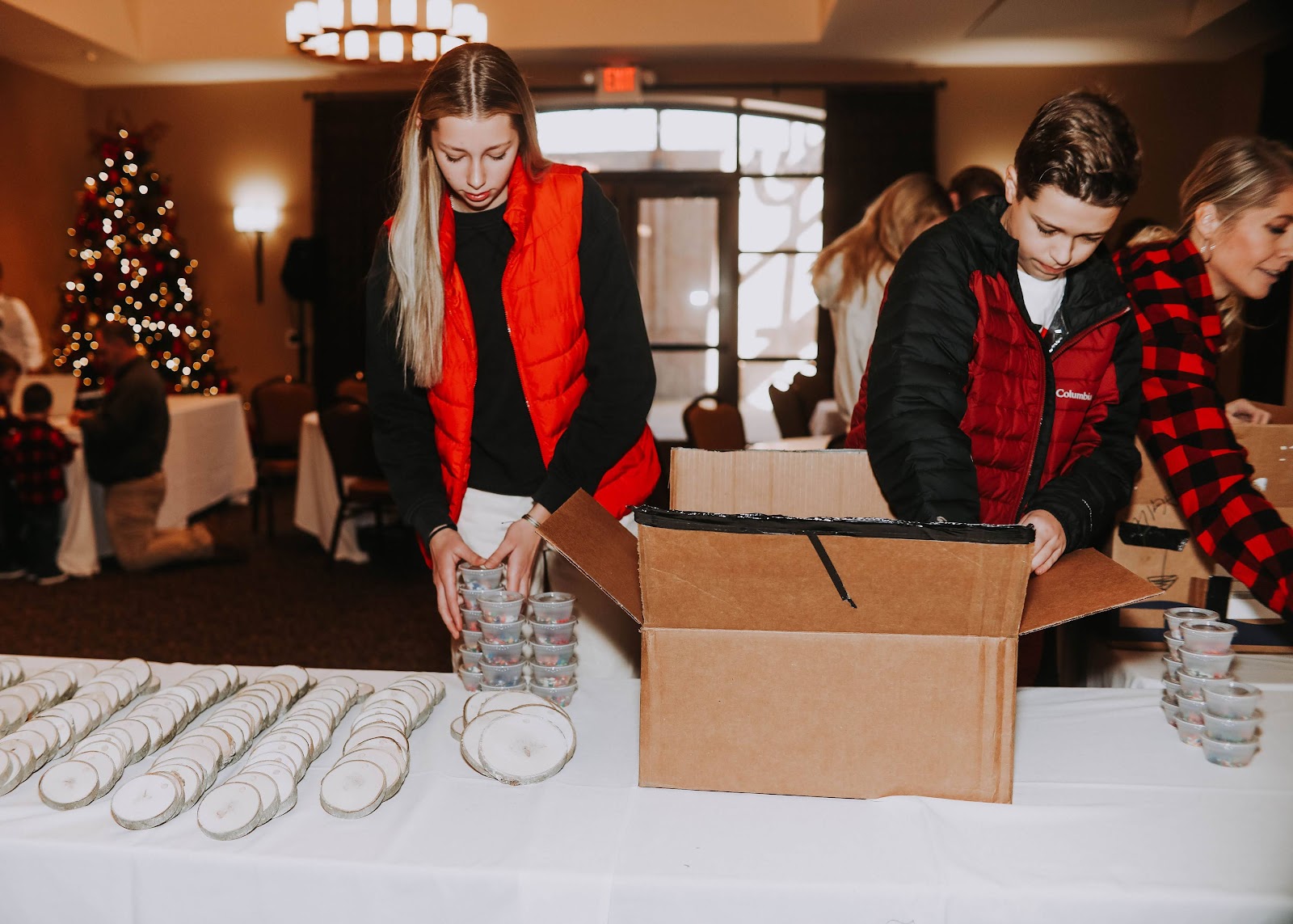 Kids volunteering at a holiday event